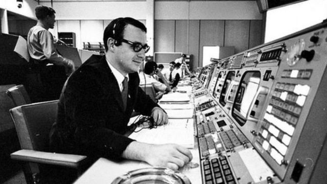 Steve Bales en el centro de control de la misión Apolo.