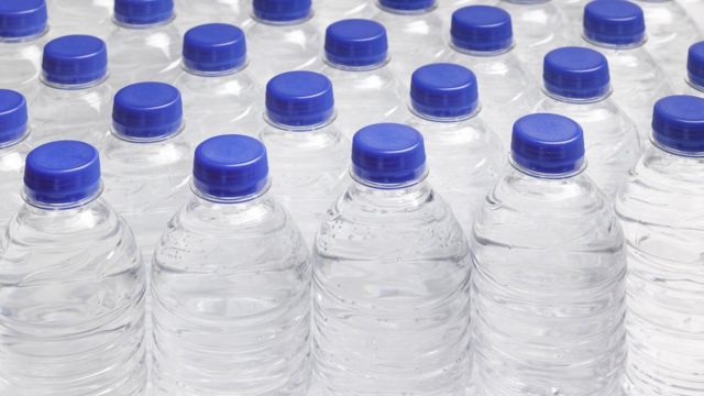 Pleine image de bouteilles d'eau fixes en rangées