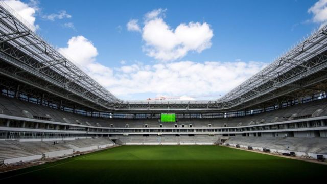 Único fora da Rússia, estádio erguido no pântano é inaugurado para a Copa