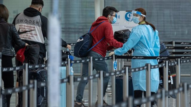 新冠疫情：香港撤銷多數入境隔離檢疫豁免穩住經濟還是幫倒忙？ - BBC News 中文