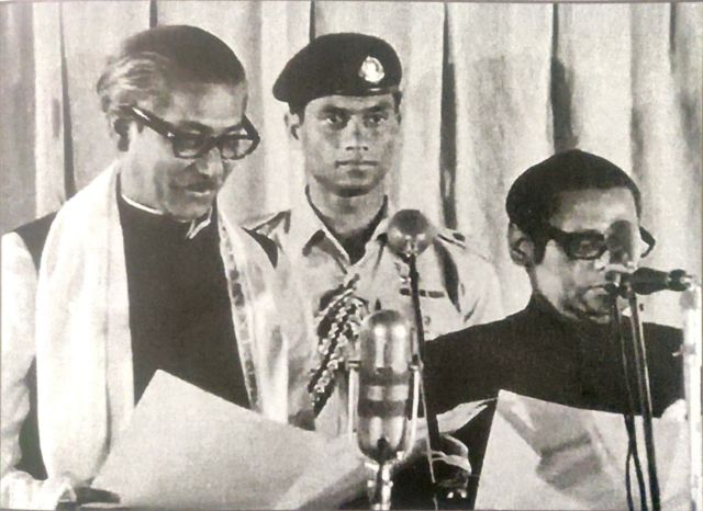 ১৯৭২ সালের ১২ই জানুয়ারি শপথ নিচ্ছেন শেখ মুজিবুর রহমান