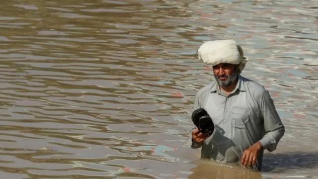 جرى إنقاذ مئات الأشخاص من الفيضانات في باكستان