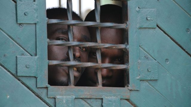 La prison de Mombasa, construite pour 800 places, héberge plus de 2800 détenus.