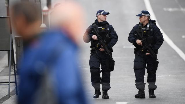 Policías armados alrededor del Puente de Londres