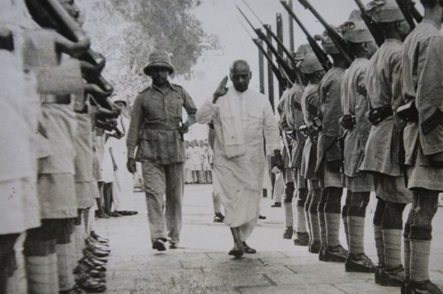 1948માં નાયબ વડાપ્રધાન તરીકે ગુજરાત આવેલા સરદાર પટેલ આણંદમાં પોલીસ સલામી લઈ રહ્યા છે