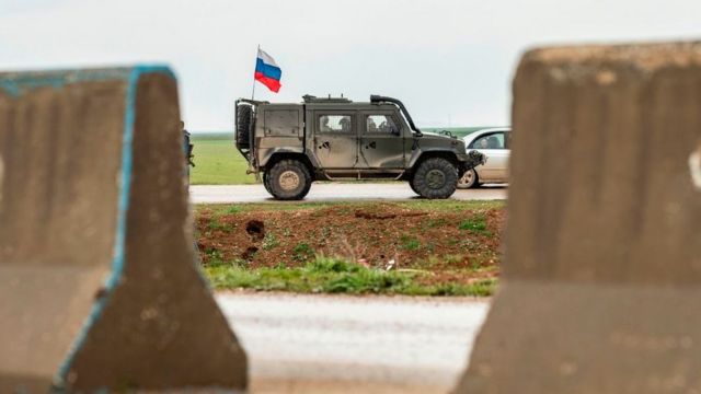 Rus askeri polisi M4 karayolunda devriye geziyor