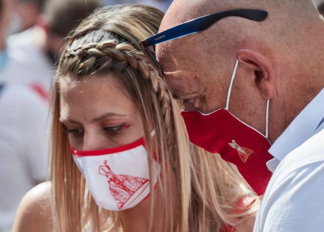 Dos personas con mascarilla en Pamplona, España, el 7 de julio de 2020.