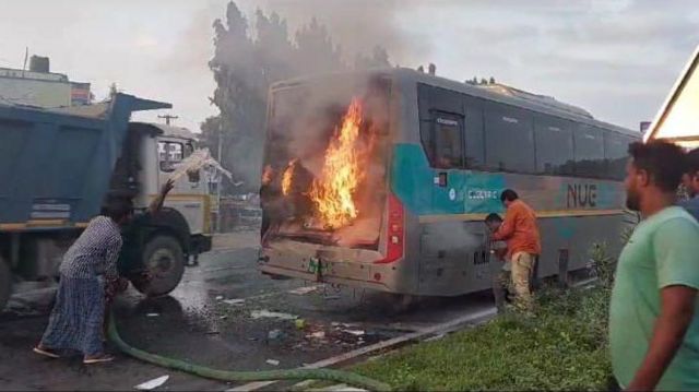 பேட்டரி பேருந்தில் பற்றிய தீ