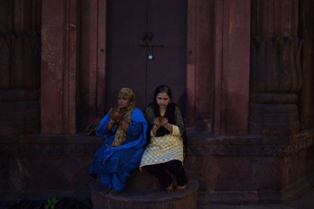 مسلمتان هنديتان تصليان في باحة مسجد جاما، خلال شهر رمضان عام 2014