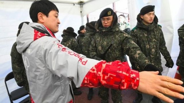 Олимпиаданын ачылышынын алдында стадиондордун коопсуздук кызматкерлери норуолк вирусуна кабылып, алардын ордуна армияны тартышты