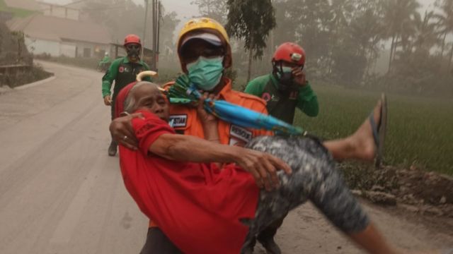 Gunung Semeru Meletus: Rangkaian Foto Erupsi Dan Dampaknya - BBC News ...