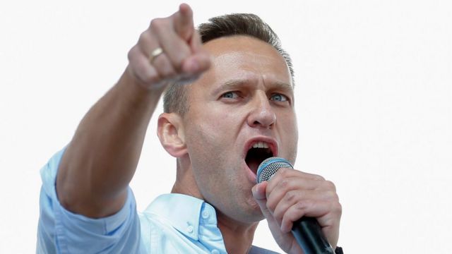 Навального госпитализировали из спецприемника. Его последователи говорят о  необычной аллергии - BBC News Русская служба