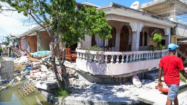 Un casa derrumbada tras un terremoto, en Les Cayes, Haití.