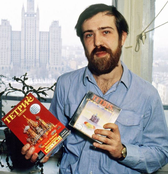Alexey Pajitnov con la versión de Tetris con el nombre en ruso y los colores e imágenes creadas por los publicitarios de Spectrum HoloByte.