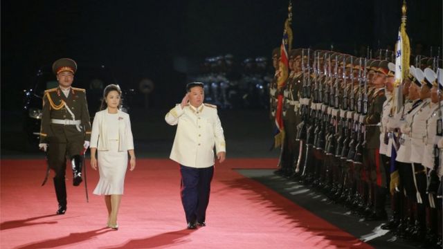 Kim Jong Un hace el saludo militar a las tropas durante un desfile