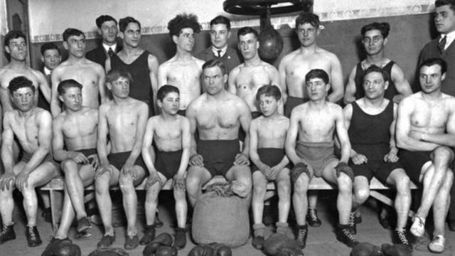 بریل در باشگاه بوکس جوانان آمستردام در سال ۱۹۲۴، نفر سوم از سمت راست در ردیف اول 