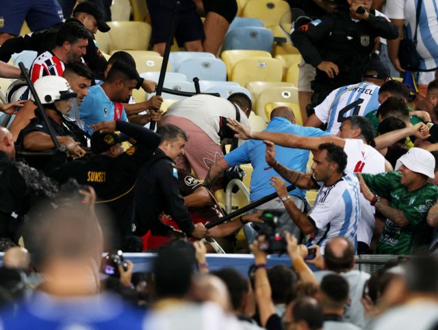 Brasil x Argentina: pancadaria nas arquibancadas do Maracanã antes