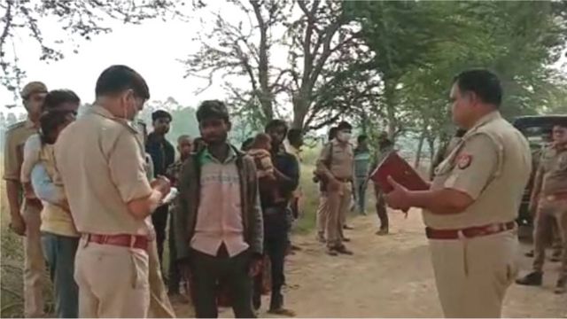 घटनास्थल पर पुलिस के पहुंचने के बाद शव को उतारा गया
