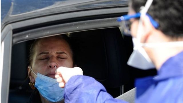 Agente sanitário coleta amostra de motorista na França para testar presença do novo coronavírus