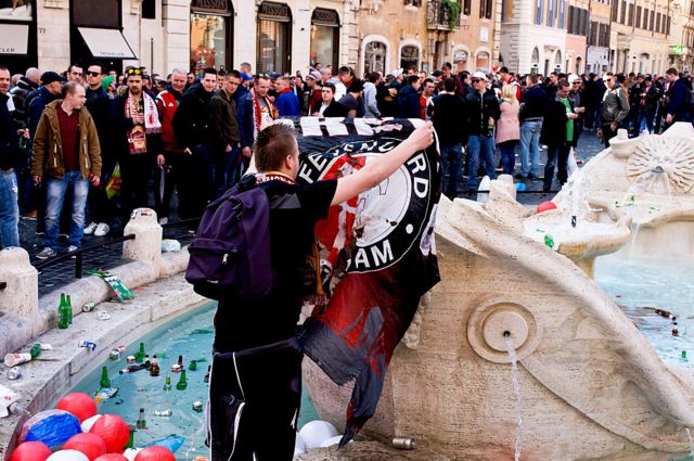 Feyenoord taraftarları 2015'te Roma'da tarihi eserlere zarar vermişti