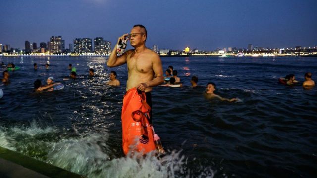 Abaturage barimo koga mu isangano ry’inzuzi za Han na Yangtze mu gihe cy’ubushyuhe bukabije i Wuhan, mu ntara ya Hubei kuwa 10 Kanama