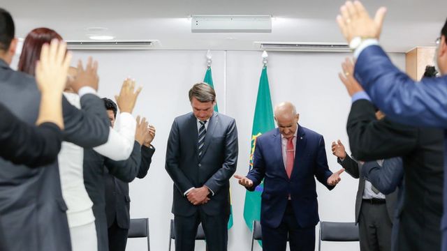 Bolsonaro fazendo oração