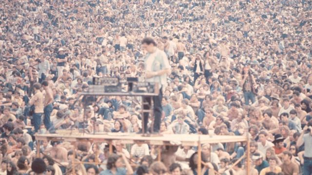 Un técnico de sonido alrededor de miles de personas en Woodstock.