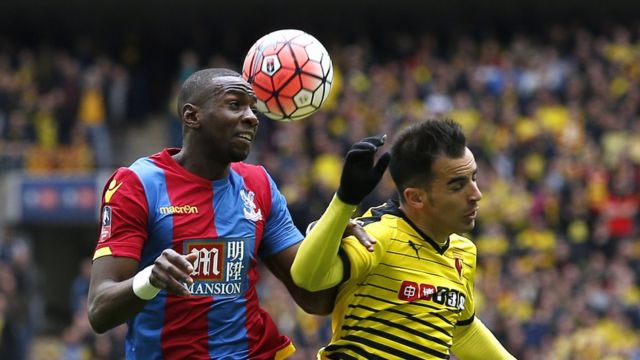 Yannick Bolasie wa Crystal Palace (i bubamfu), ahiganirwa umupira na Jose Jurado (i buryo) wa Watford mu rukino rw'ica Kabiri ca FA Cup ku kibuga ca Wembley