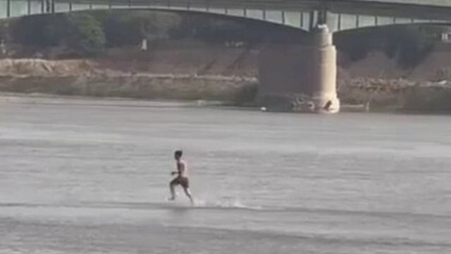 مقطع فيديو لرجل يقطع نهر دجلة مشيا