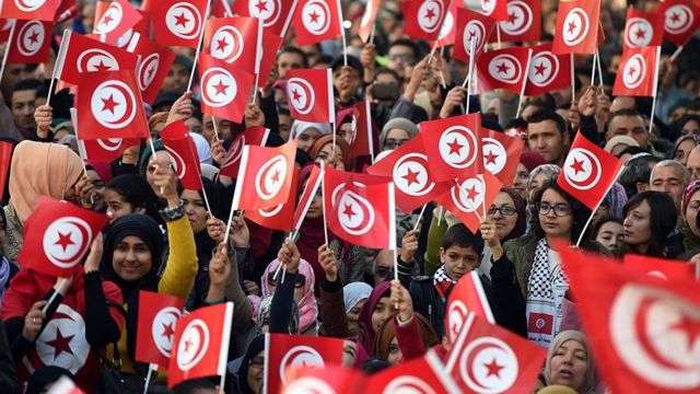 Des manifestants célébrant l'anniversaire de la révolution le 16 janvier 2016 sur l'avenue Bourguiba à Tunis (illustration)