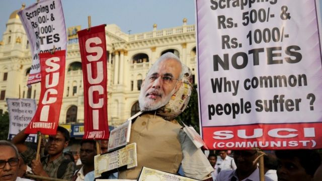 नोटबंदी के फ़ैसले के खिलाफ कोलकाता में प्रदर्शन करते कार्यकर्ता.