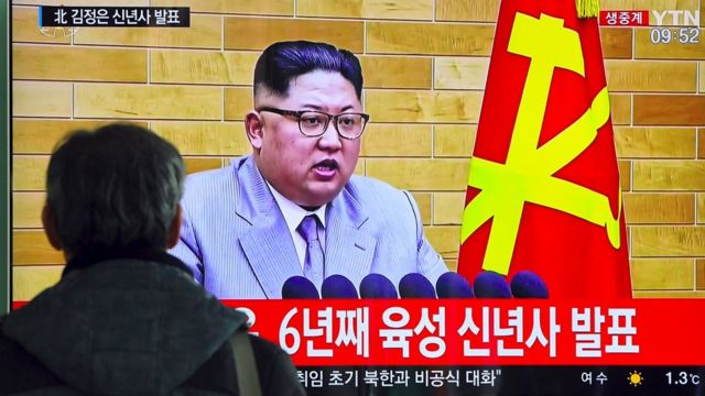 Un televisor con Kim Jong-un en pantalla