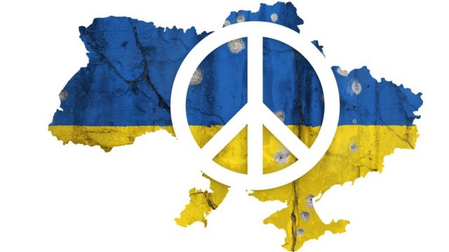 Mapa de Ucrania en pared marcada por tiros de bala y símbolo de paz