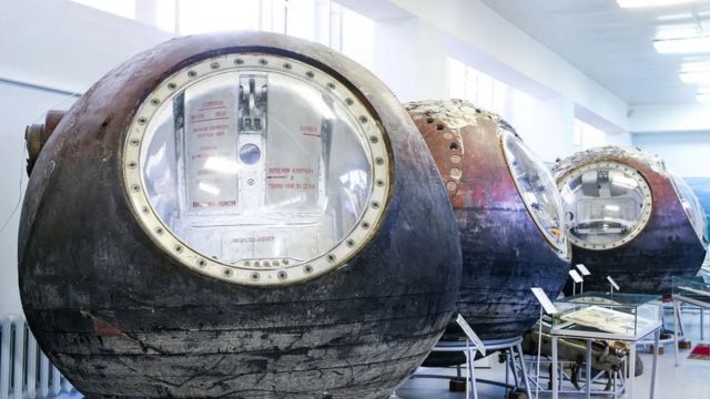 لم يحتج رواد الفضاء السوفييت لتوجيه الكبسولة عند إعادة الدخول إلى الغلاف الجوي لأنها كانت مغطاة بالكامل بدرع واق من الحرارة