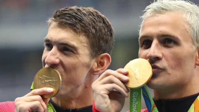 Phelps y Lochte besan sus medallas de oro