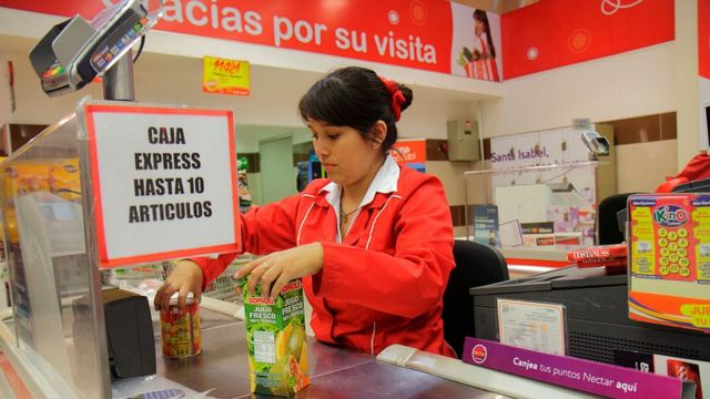 Cajera de supermercado en Chile