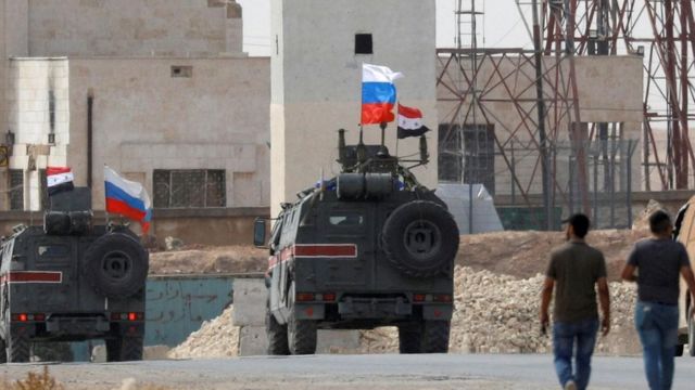 Menbic'de Rusya ve Suriye bayraklarıyla ilerleyen tanklar
