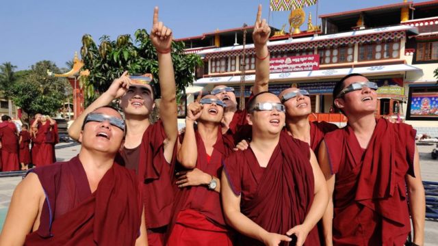 Тибетские монахи в ИНдии тоже смотрели в небеса