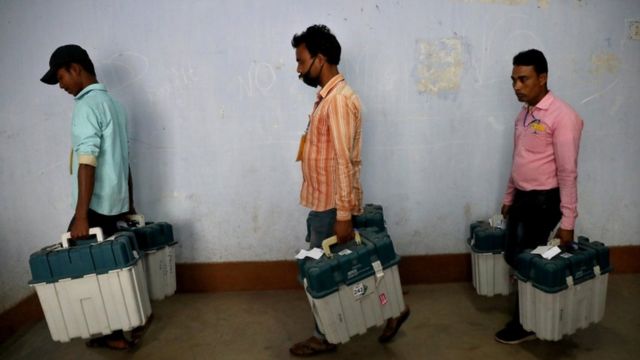 मतदान की तैयारी करते चुनाव अधिकारी