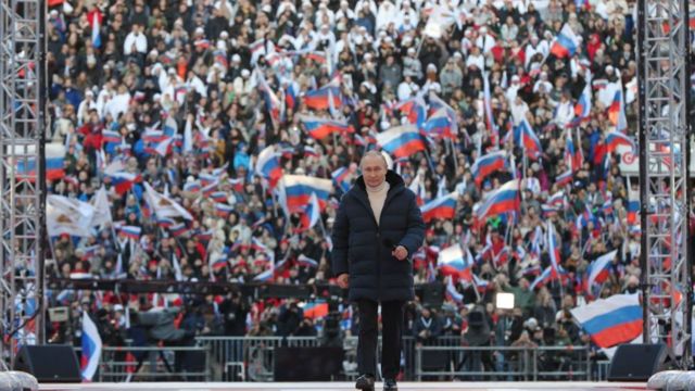 ولادیمیر پوتین رئیس‌جمهور روسیه در کنسرتی به مناسبت هشتمین سالگرد الحاق کریمه به روسیه در استادیوم لوژنیکی مسکو در ۱۸ مارس ۲۰۲۲