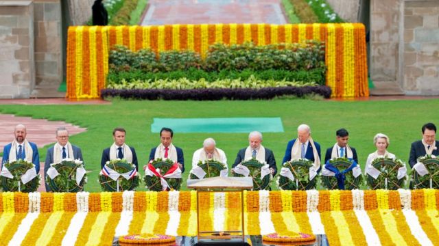 Líderes do G20 durante homenagem no memorial dedicado a Gandhi