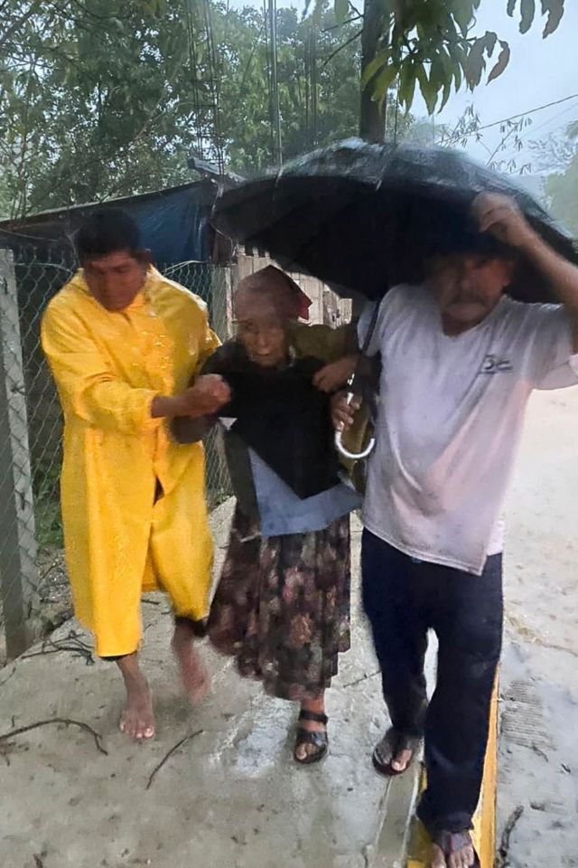 Una anciana es evacuada en Huatulco, estado de Oaxaca