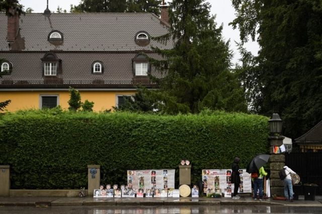 Thai activists demonstrate outside a villa where Thai King Maha Vajiralongkorn often resides in Tutzing, Germany, on September 25, 2020.