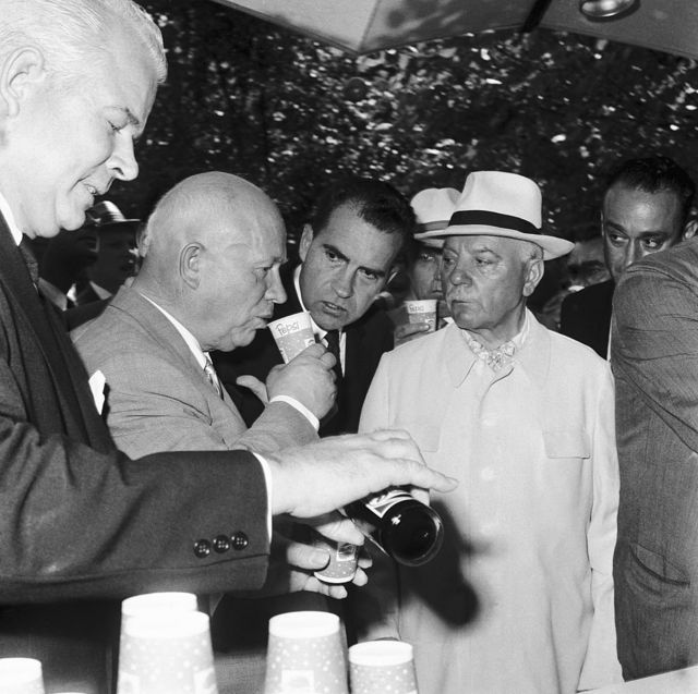 El premier soviético Nikita Kruschev tomando Pepsi en 1959 junto al entonces vicepresidente de EE.UU., Richard Nixon, y el presidente soviético, Kliment Voroshílov.