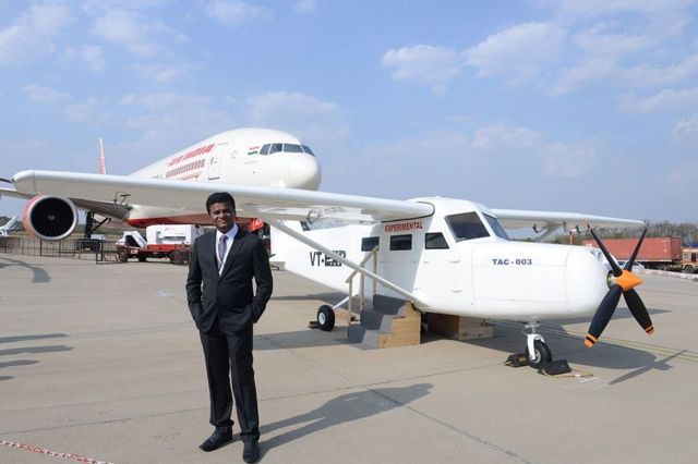வீட்டின் மொட்டை மாடியில் விமானம் தயாரித்த விமானி