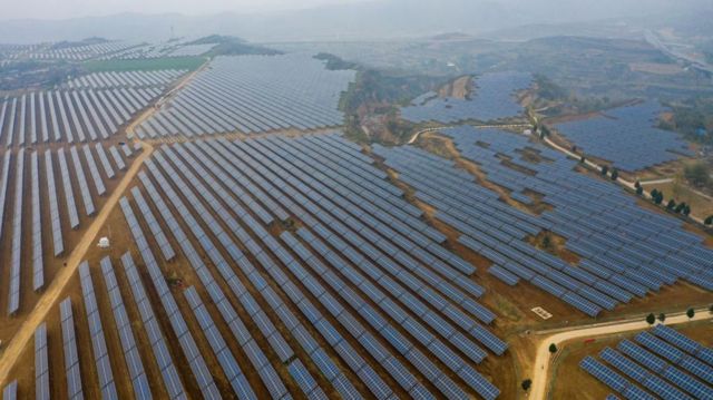 Çin'in Şanşi bölgesinde bulunan bir 'güneş enerjisi tarlası'