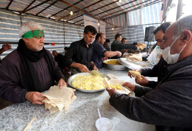 مضيف يقدّم الطعام لزوار إيرانيين عند معبر مهران على الحدود الإيرانية العراقية، 27 أكتوبر/تشرين أول 2018