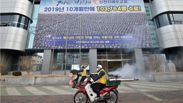 Nhân viên y tế phun thuốc khử trùng trước nhà thờ giáo phái Shincheonji ở Daegu ngày 21/2. Hơn 80 thành viên của giáo phái này đã bị nhiễm virus corona