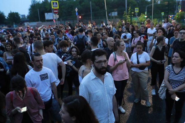 Люди у здания суда