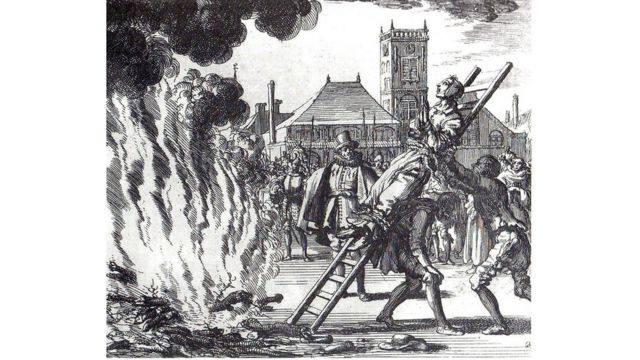 Gravura em preto e branco mostra homem preso a madeira prestes a ser jogado na fogueira